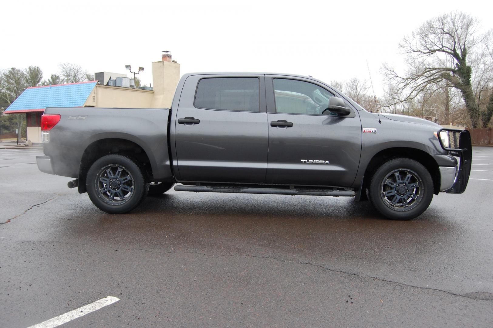 2013 Gray /Gray Cloth Toyota Tundra (5TFDW5F19DX) with an 5.7L V8 OHV 16V engine, Automatic transmission, located at 6528 Lower York Road, New Hope, PA, 18938, (215) 862-9555, 40.358707, -74.977882 - Photo#4